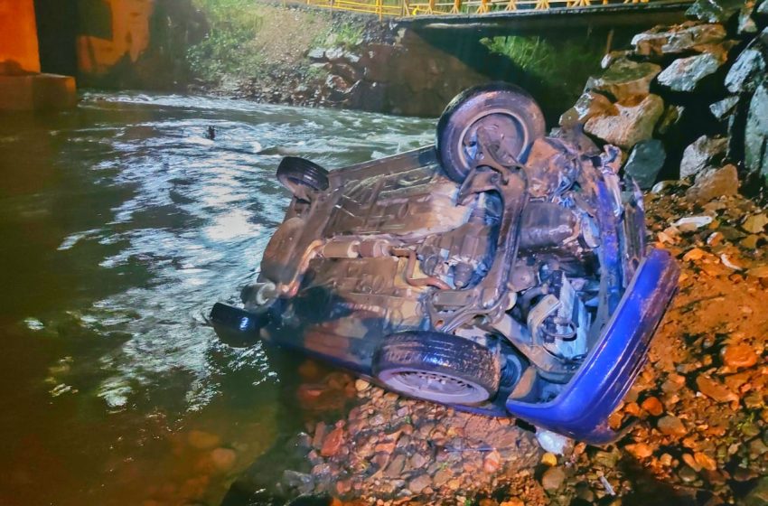  Carro com três pessoas cai no rio no limite entre Schroeder e Jaraguá do Sul