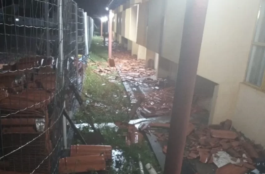  Chuva e ventos fortes destelham casas e deixam cidade às escuras