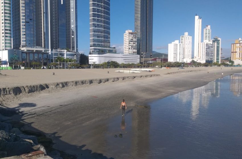  Degrau ressurge na praia alargada de Balneário Camboriú