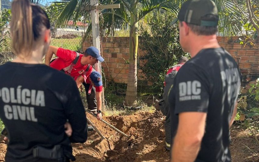 Corpo de mulher é achado enterrado no quintal da própria casa