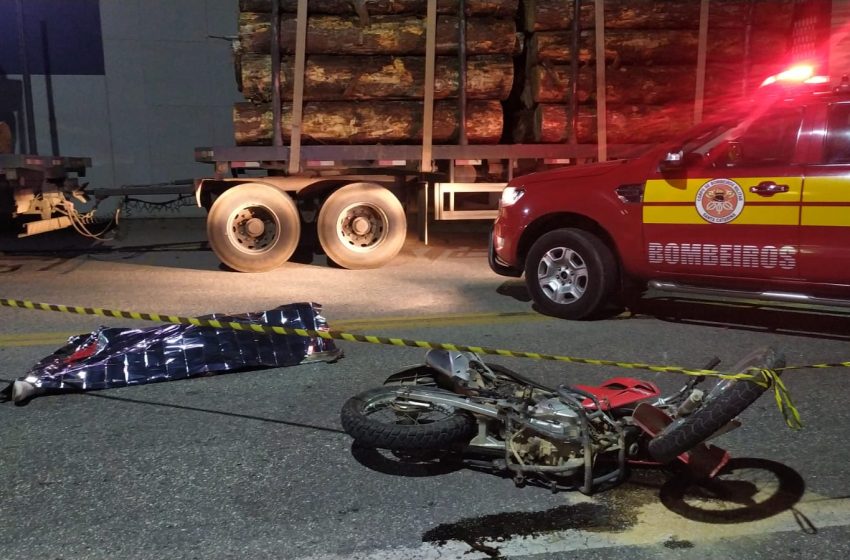  Motociclista morre após bater contra carreta estacionada