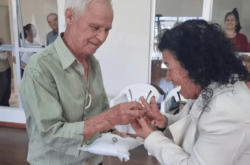  Idoso pede namorada em casamento em aula de dança