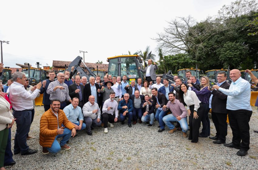  Jorginho Mello faz entrega de 40 retroescavadeiras