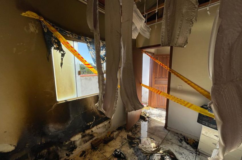  Duas crianças são salvas de casa em chamas