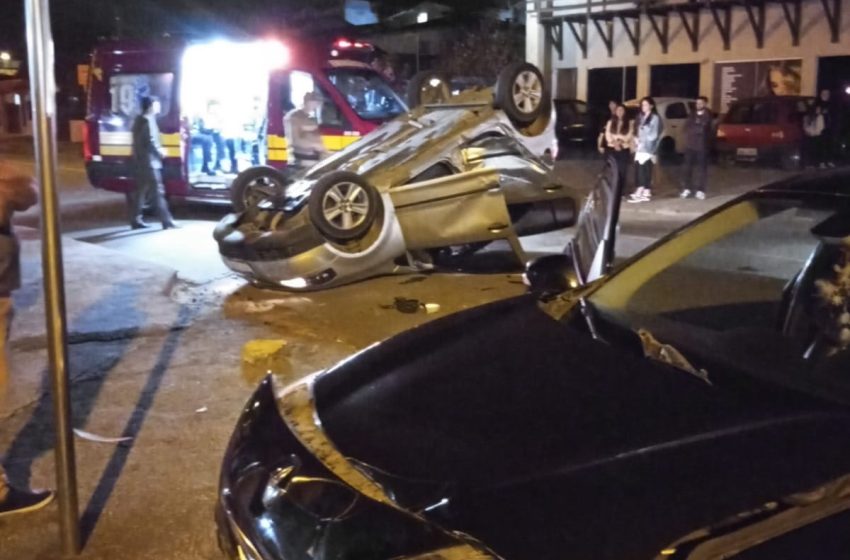  Veículo capotou no bairro Cruzeiro
