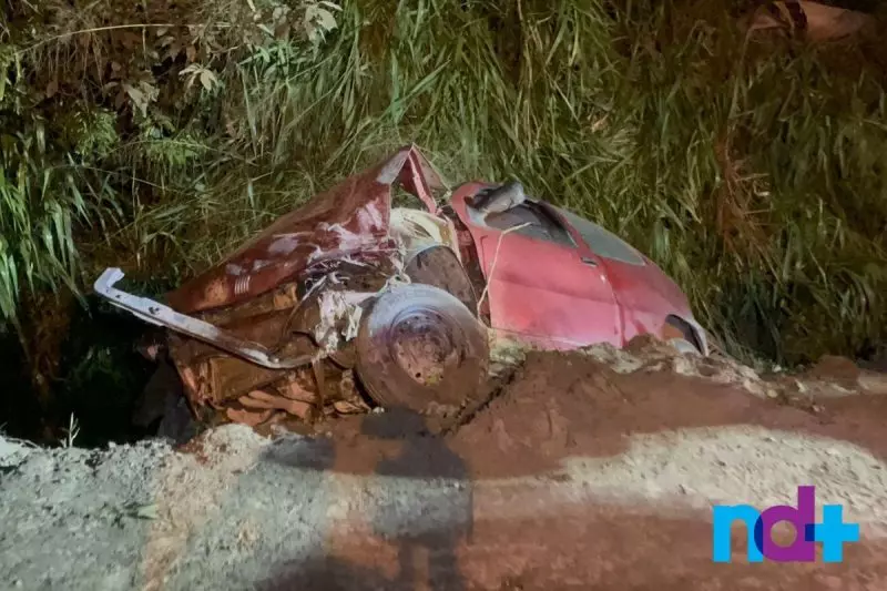  Carro fica destruído após capotar e cair em valeta
