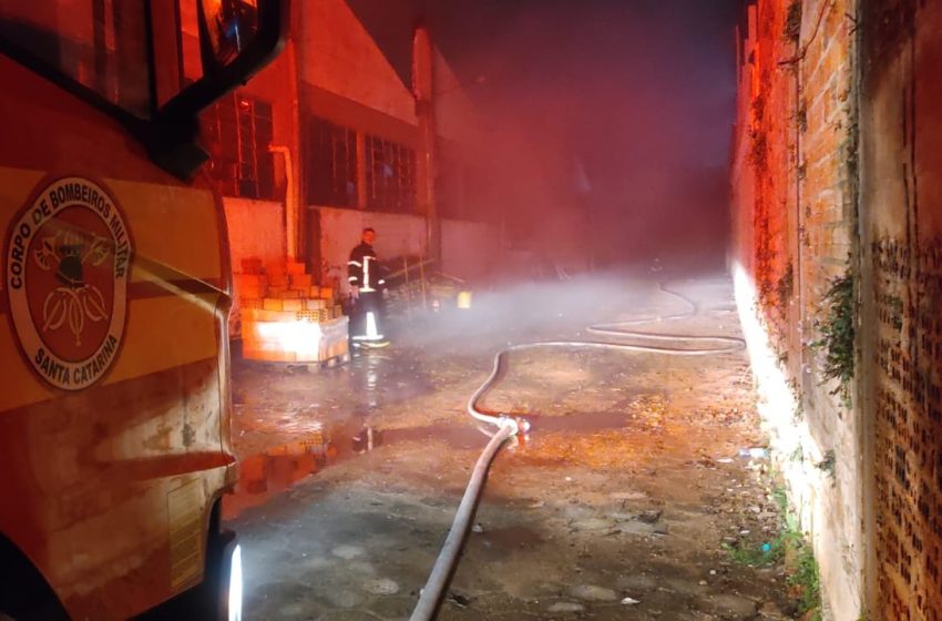  Fábrica pega fogo na entrada da cidade