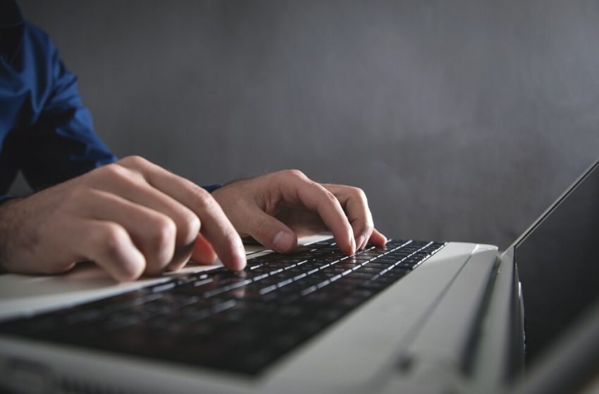  Mulher xingada nas redes sociais por ex-prestador de serviço será indenizada