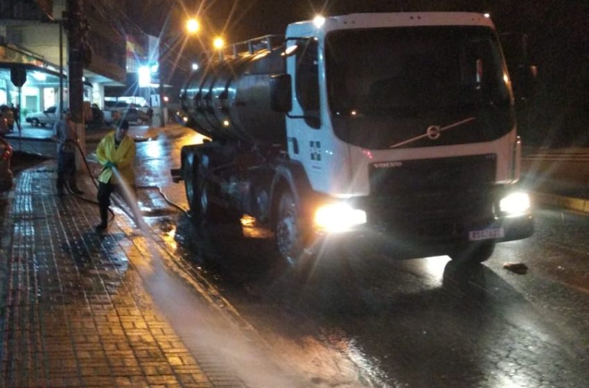  Secretaria de Obras realiza lavagem das ruas centrais