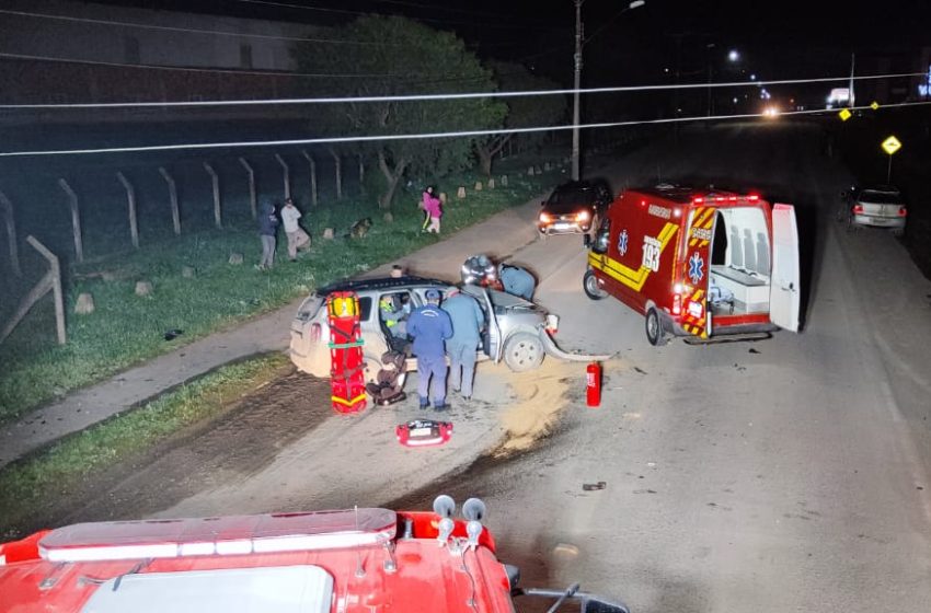  Colisão em poste deixa homem encarcerado