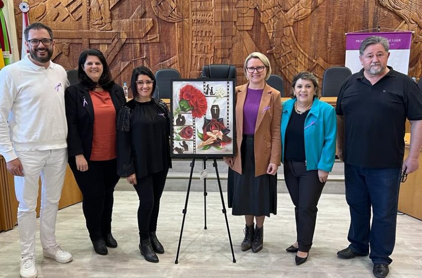  Exposição alusiva ao ‘Agosto Lilás” segue aberta à visitação