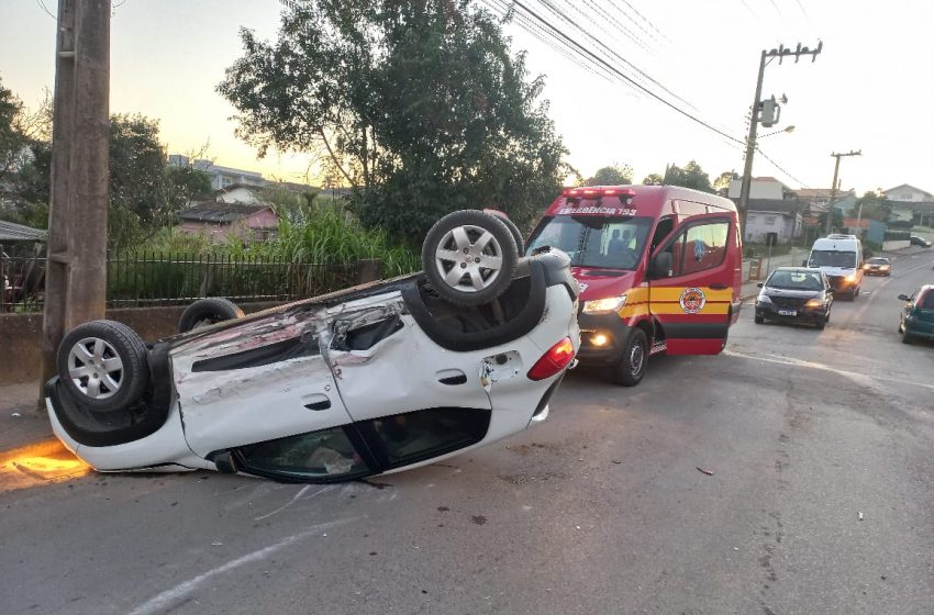  Capotamento no bairro Cruzeiro na manhã desta sexta-feira