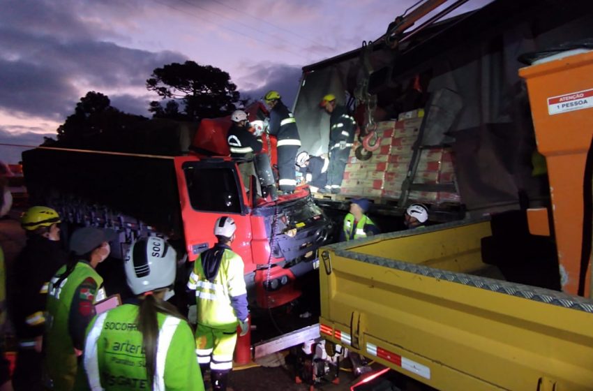  Engavetamento: três caminhões envolvidos e uma pessoa gravemente ferida