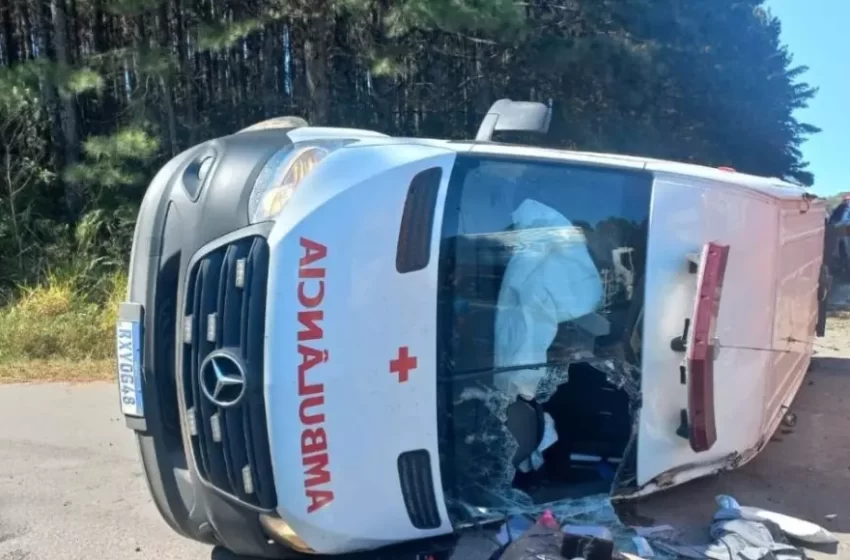  Ambulância capota e deixa quatro pessoas feridas na SC-418