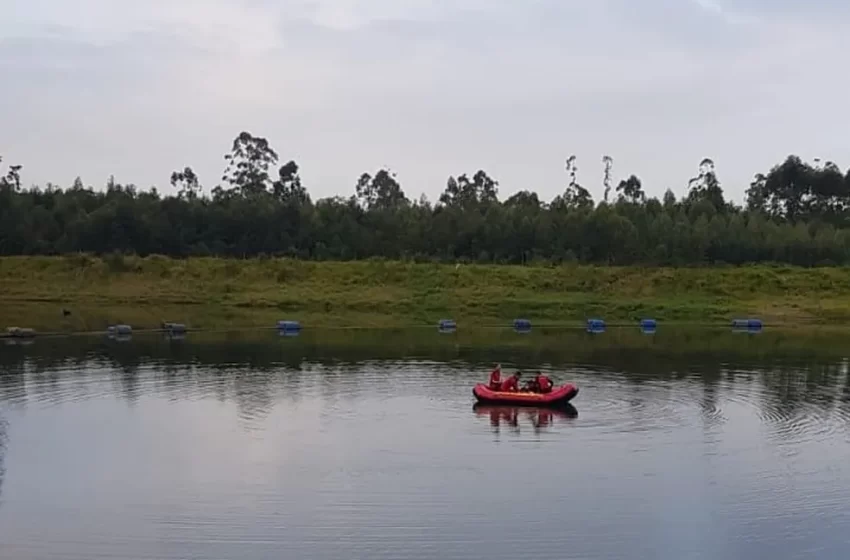  Barco afunda com 6 jovens e bombeiros buscam por adolescente que desapareceu