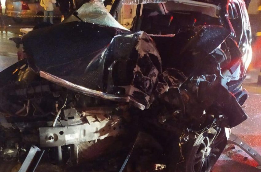  Carro bate contra muro e uma pessoa morre