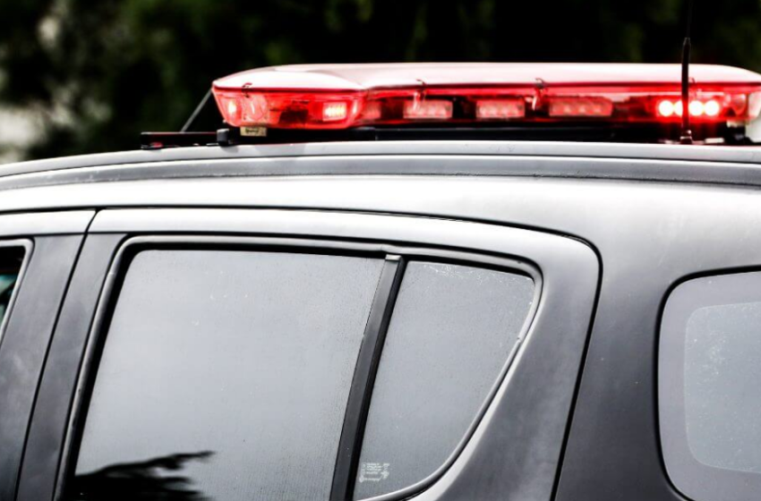  Mulher mata o padrasto a facadas e se entrega à polícia