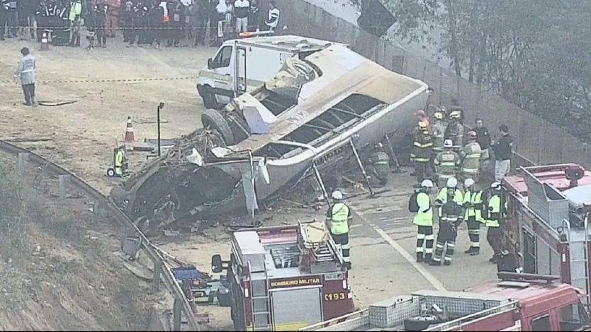  TRAGÉDIA: ônibus capota e 7 torcedores morrem