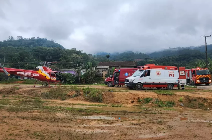  Trabalhadores ficam feridos após caminhonete cair 40 metros em ribanceira