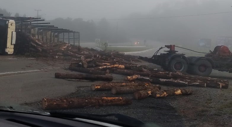  ATENÇÃO: Caminhão tomba no Trevo do Urtigão