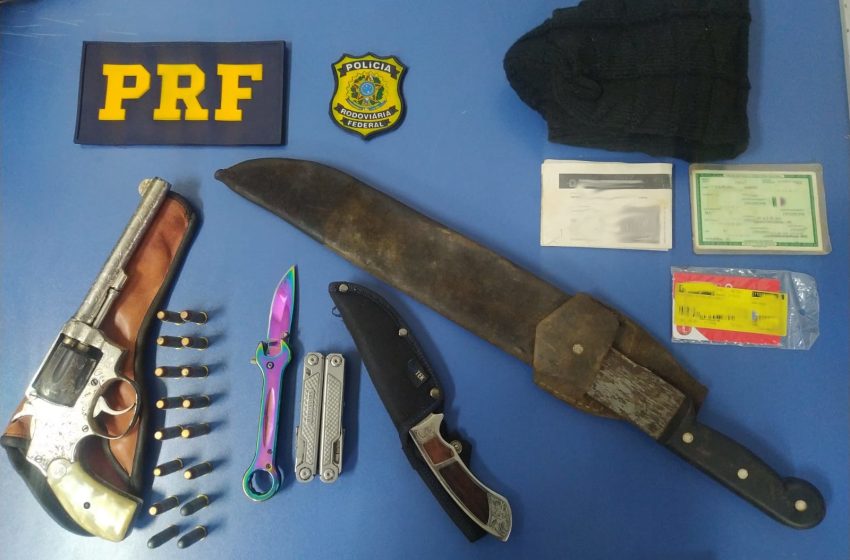 Armas e munição encontradas em caminhonete acidentada