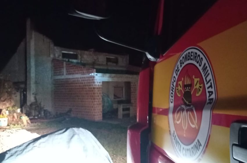  Família tem todo o mobiliário perdido em incêndio