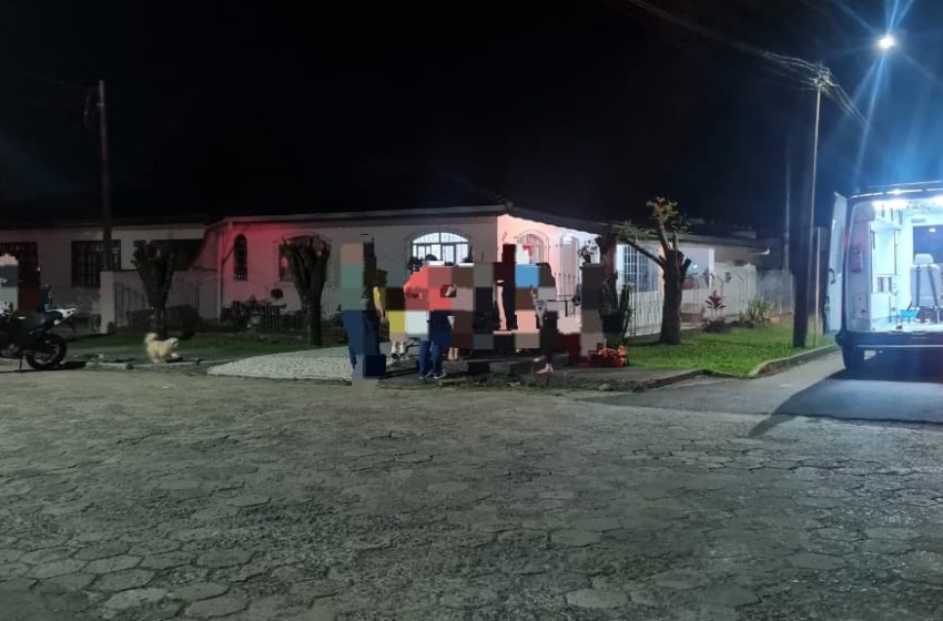  Carro e moto colidem e uma pessoa fica ferida