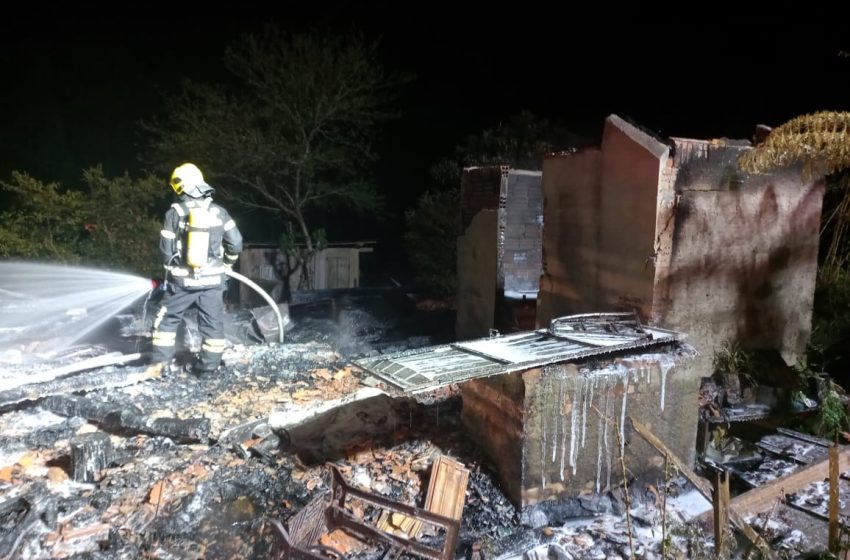  Incêndio atinge casa na madrugada