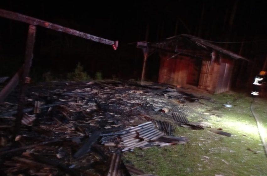  Estábulo é destruído pelo fogo na madrugada desta quinta-feira