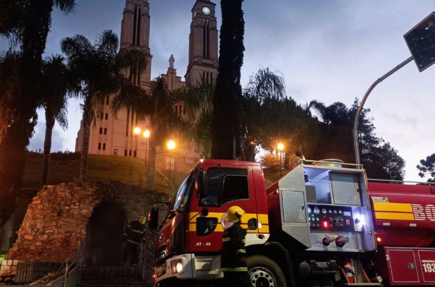  Princípio de incêndio na Gruta de pedra do Centro