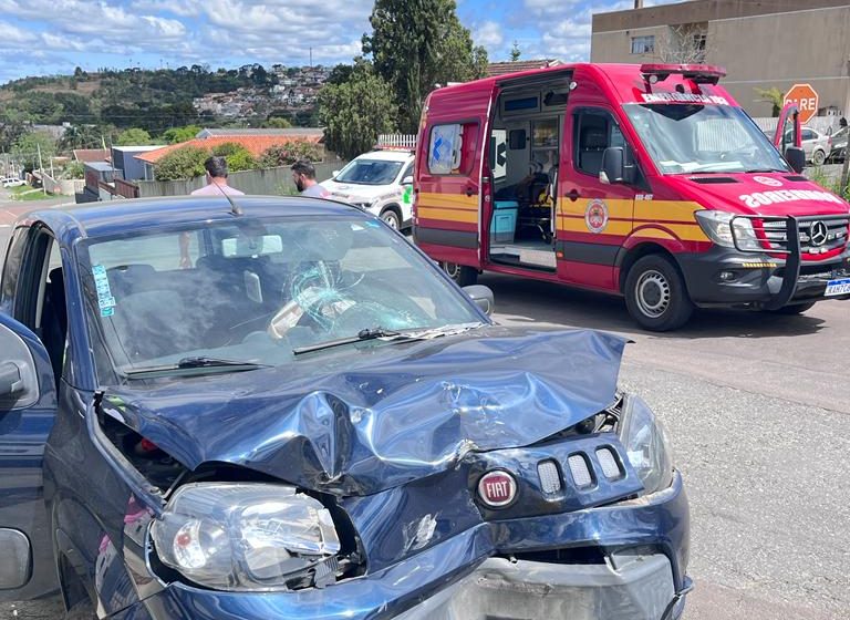  Moto e carro batem no final da manhã desta quinta-feira