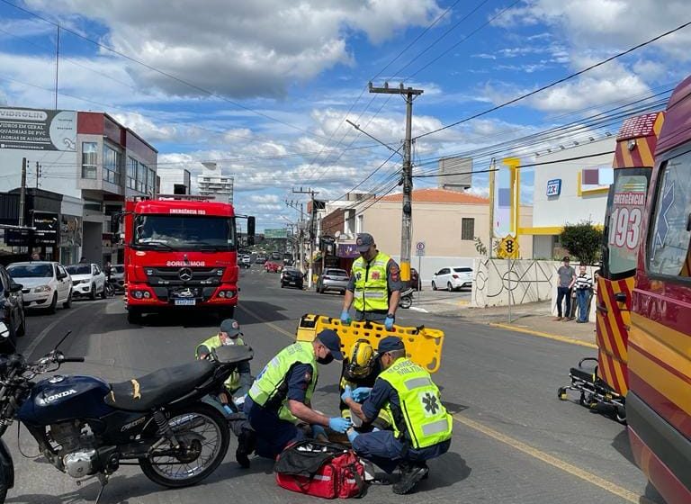  Motoqueiro é conduzido ao hospital com suspeita de fratura