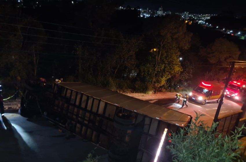  Caminhão tomba e uma pessoa fica ferida