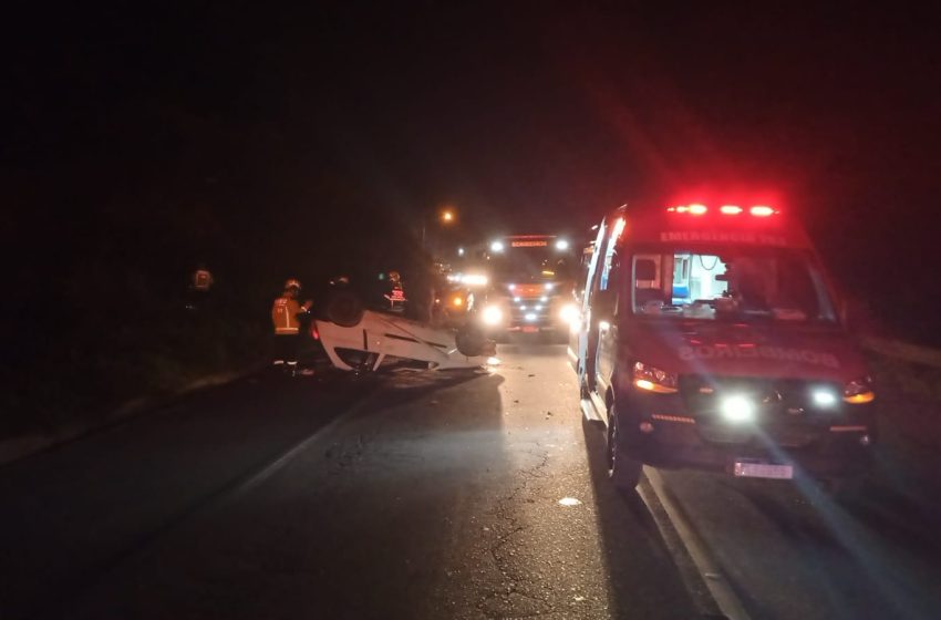  Jovem de 19 anos capota carro no bairro Progresso