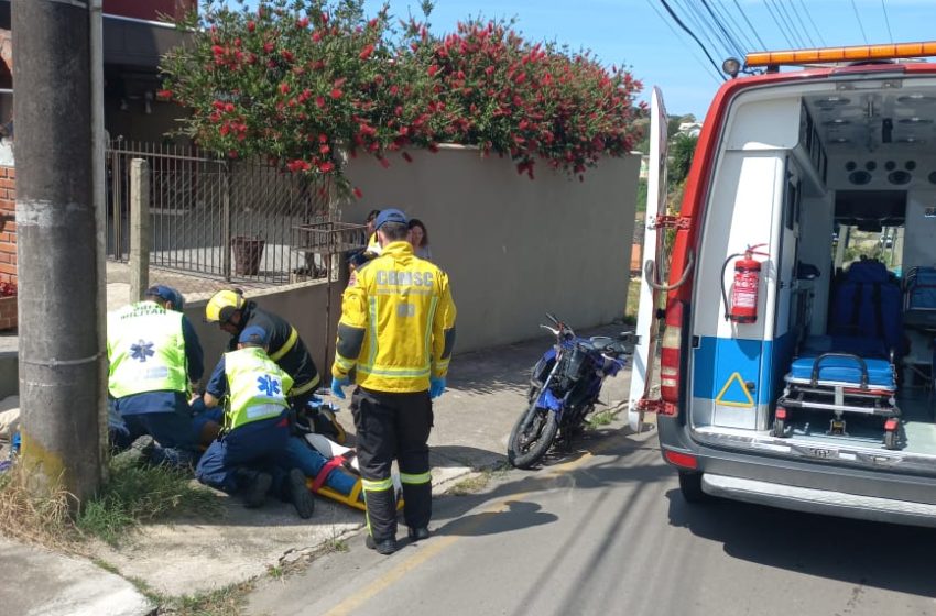  Carro e moto colidem no bairro Schramm