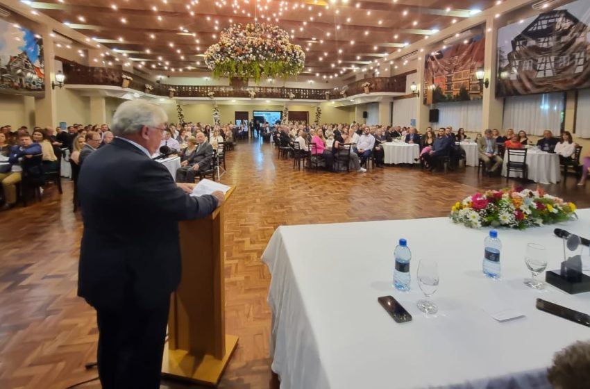  SESSÃO FESTIVA: Frank Bollmann falou em nome dos Ex-prefeitos