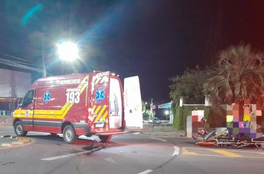  Carro e moto colidem na madrugada desta sexta