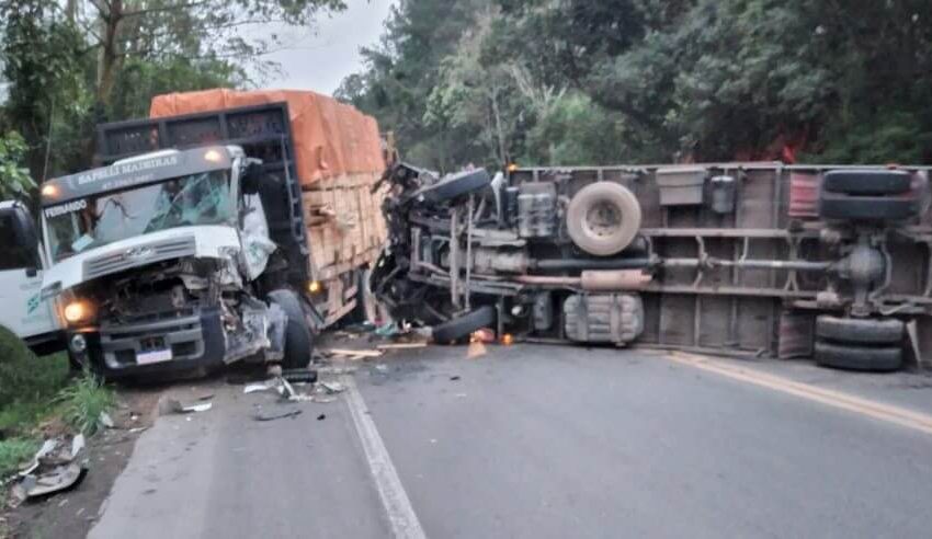  Acidente entre caminhões interdita BR e deixa dois feridos