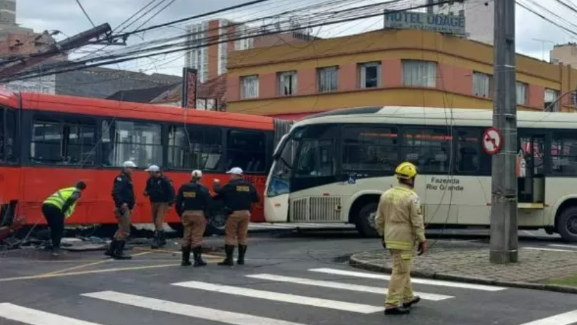  Colisão entre ônibus deixa 45 feridos; mulher teve perna amputada
