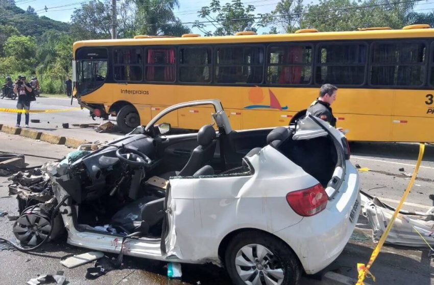  Mulher fica gravemente ferida após acidente envolvendo carro e ônibus