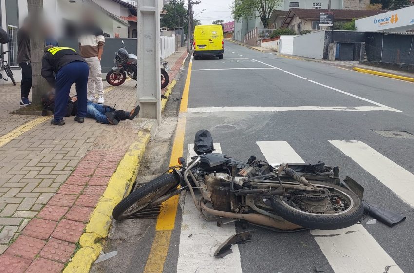  Motoboy fica ferido após ter a frente cortada por carro