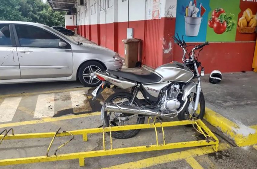  Duas pessoas morrem após moto bater emparede de mercado