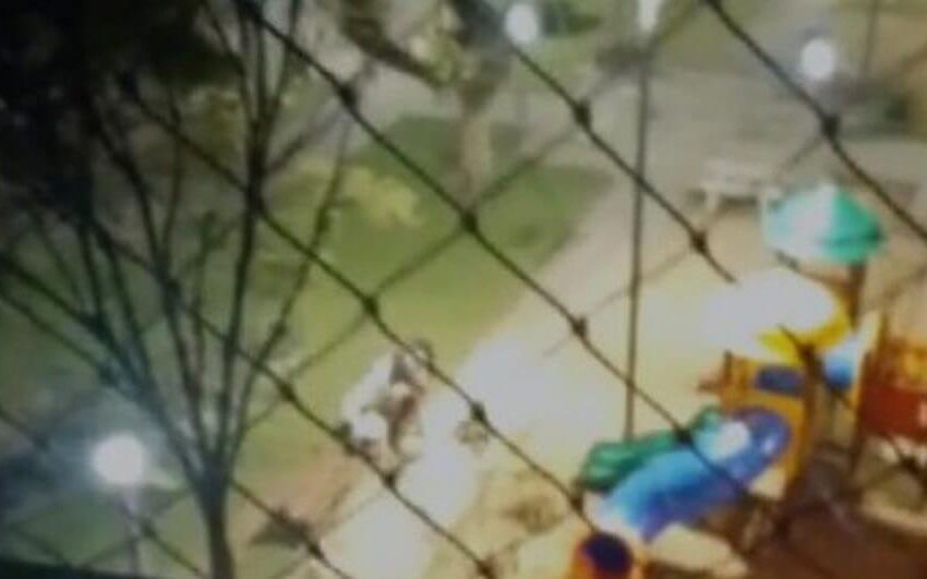  Casal flagrado fazendo sexo em praça é alvo da polícia