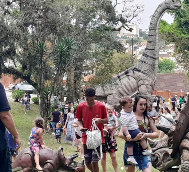  Parque dos Dinossauros segue aberto à visitação