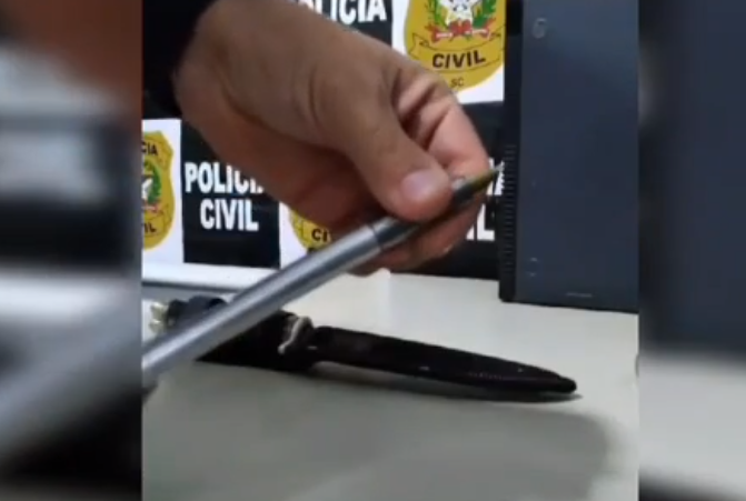  Caneta e faca adaptadas como arma calibre 22 são encontradas com suspeito