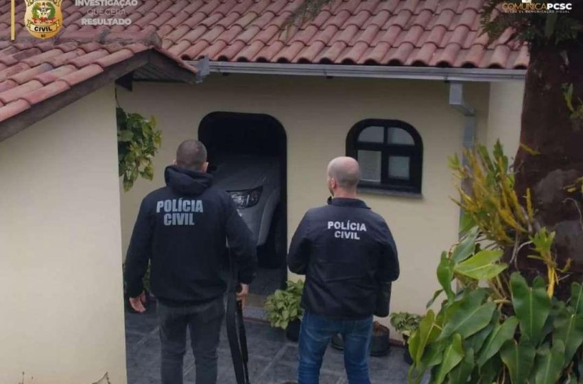  Polícia prende homem com 4 armas ilegais escondidas em sua residência