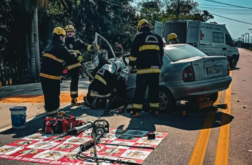  Bombeiros se unem em volta de carro para salvar motorista após acidente