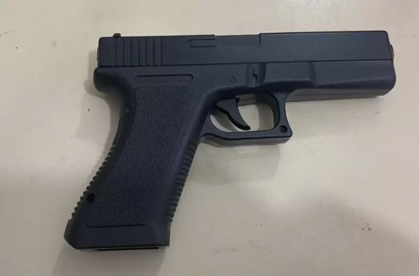  Adolescentes fazem transmissão ao vivo com arma falsa dentro de sala de aula