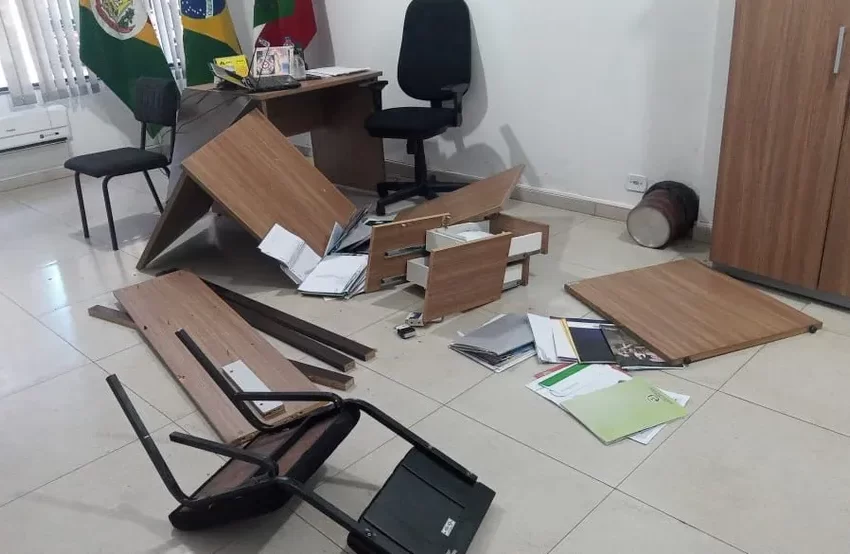  Homem é preso após quebrar móveis e computador de prefeitura