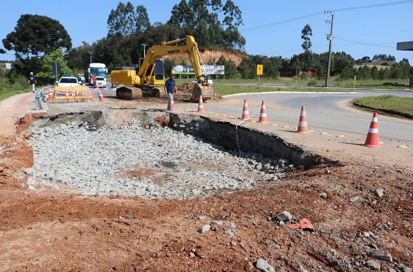 Asfalto que cedeu na SC-418 recebe reparos